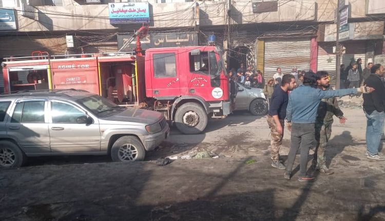 عناصر من فوج إطفاء الحسكة أثناء إخماد النار - فوج إطفاء الحسكة