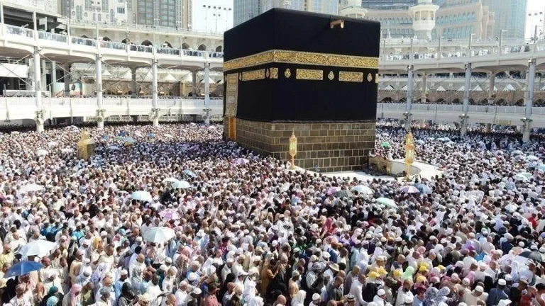 حجاج يطوفون حول الكعبة المشرفة - إنترنت