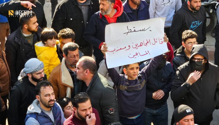 تظاهرة احتجاجية ضد هيئة تحرير الشام في بنش بريف إدلب - نورث برس