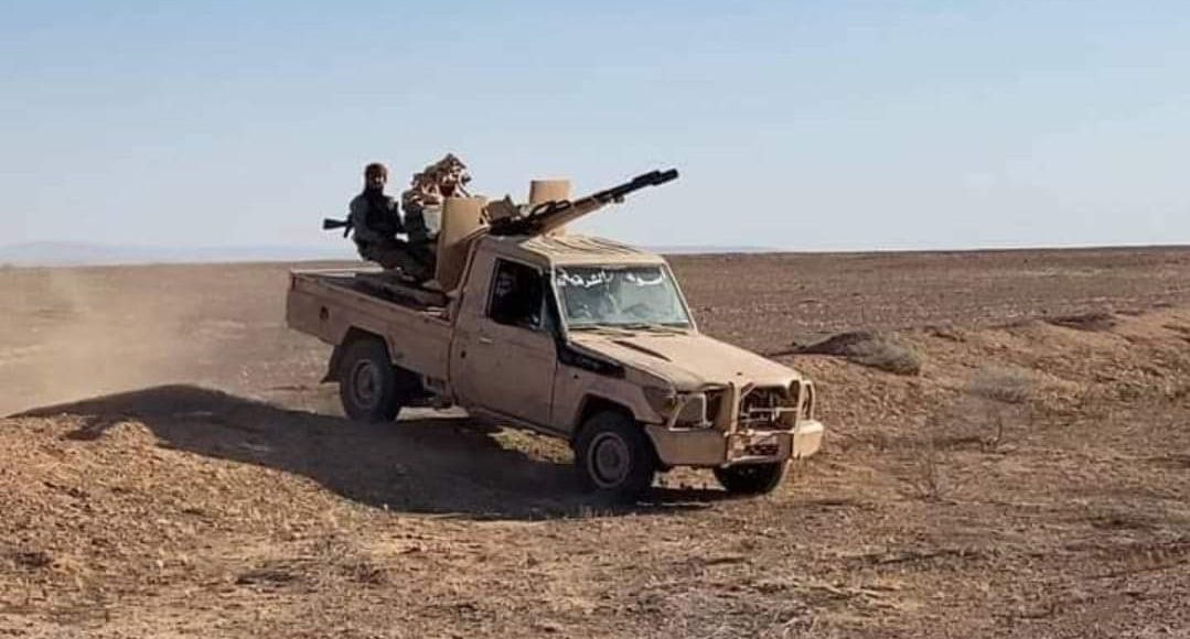 عربة عسكرية لفصيل أسود الشرقية بحملة تمشيط في بادية دير الزور - متداول