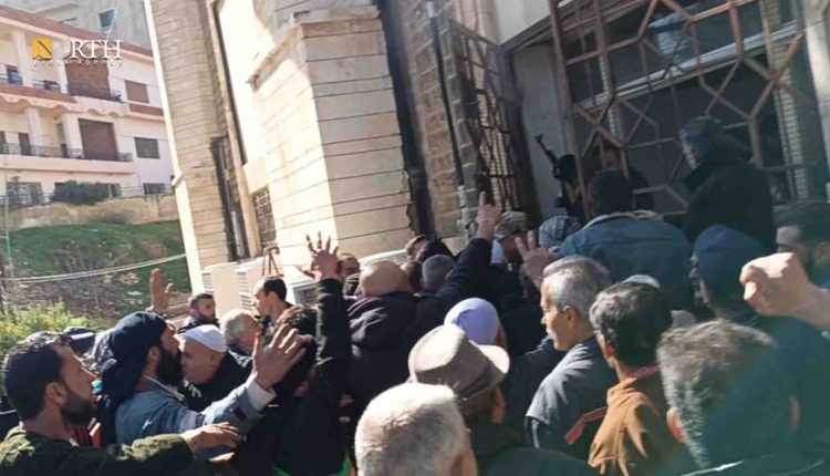 عناصر أمن يحاولون تفريق محتجين أمام مركز التسويات في السويداء – نورث برس