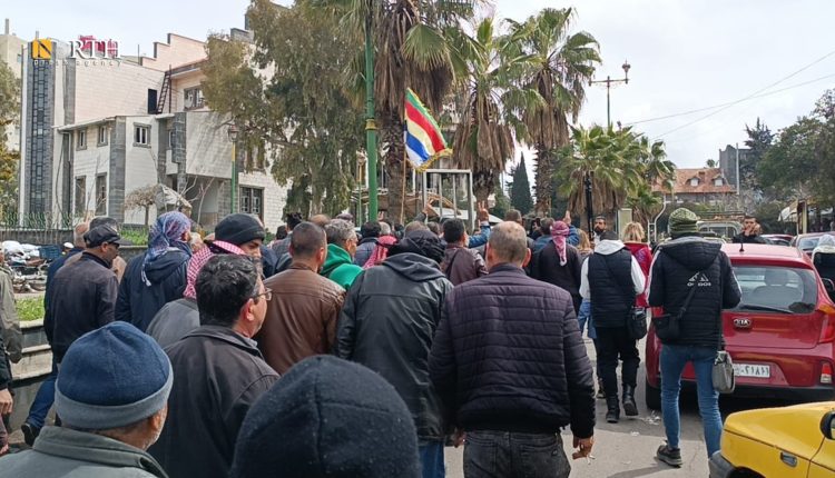 متظاهر أمام المركز الإذاعي والتلفزيوني في السويداء - نورث برس