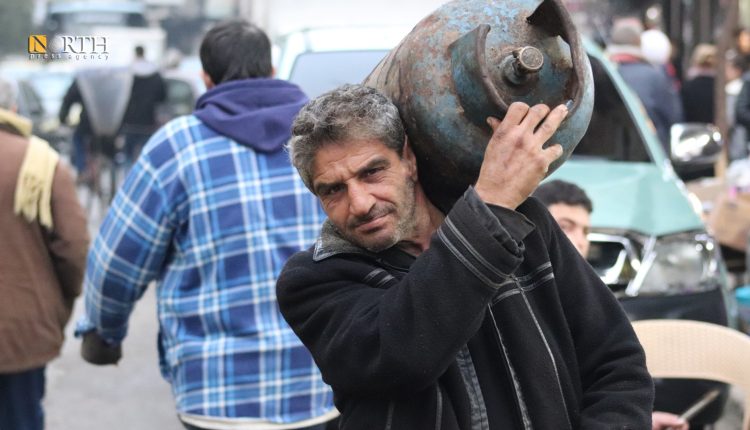 أحد سكان مدينة حلب يستلم أسطوانة غاز منزلي - نورث برس