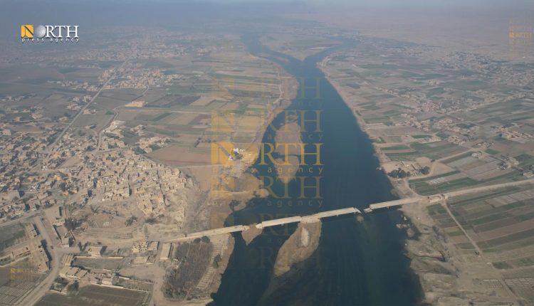 جسر العشارة الذي يصل بين ضفتي الفرات في دير الزور - نورث برس