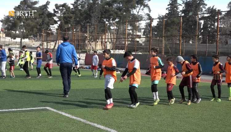 أطفال في أكاديمية كرة قدم في منبج - نورث برس