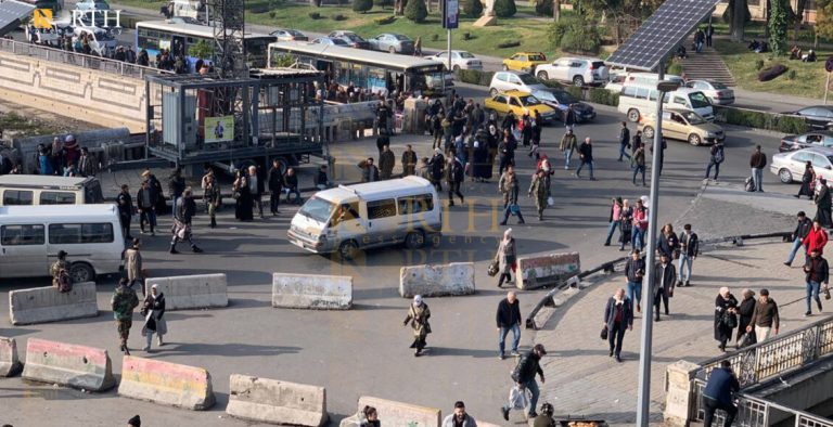 سكان تحت جسر الرئيس بدمشق ينتظرون وسيلة تقلهم ـ نورث برس