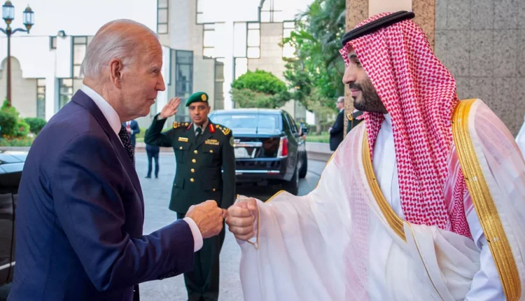 الرئيس الأميركي جو بادين يلتقي ولي العهد السعودي محمد بن سلمان في قصر السلام في جدة - أسوشيتد برس