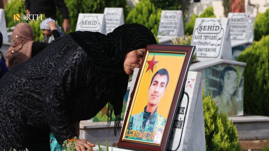 زيارة أضرحة الشهداء في ديرك أقصى شمال شرقي سوريا - نورث برس/ أرشيفية