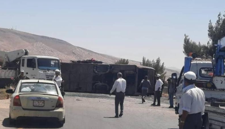 حادث سير لبولمان على طريق حمص - دمشق