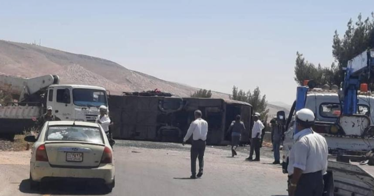 حادث سير لبولمان على طريق حمص - دمشق