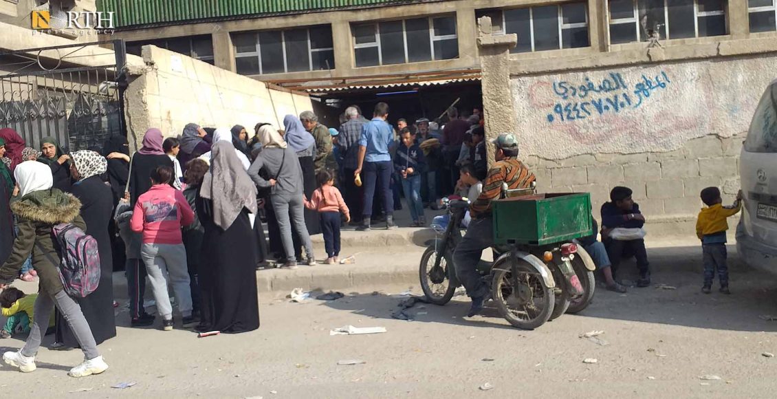 طابور أمام فرن في بلدة صحنايا بريف دمشق - نورث برس/ أرشيفية