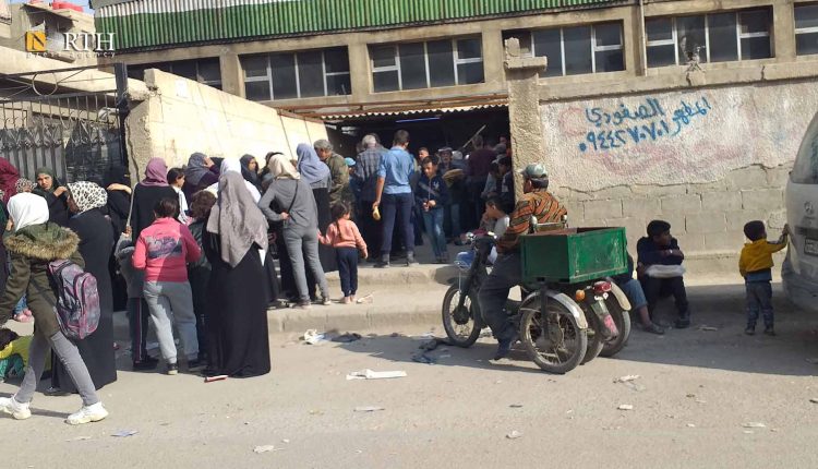 طابور أمام فرن في بلدة صحنايا بريف دمشق - نورث برس/ أرشيفية