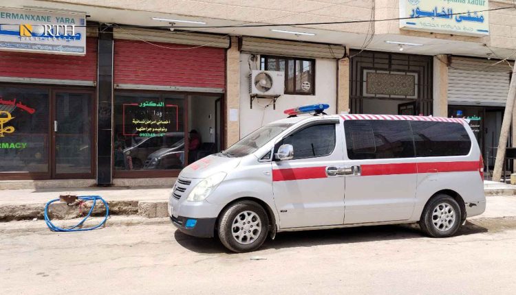سيارة إسعاف أمام مشفى في تل تمر – نورث برس