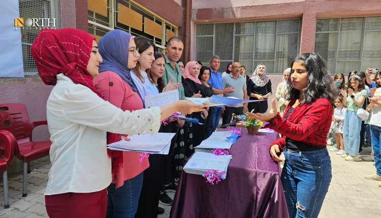 توزيع الجلاء لطلاب مدرسة "الشهيد شرفان" في القامشلي - نورث برس