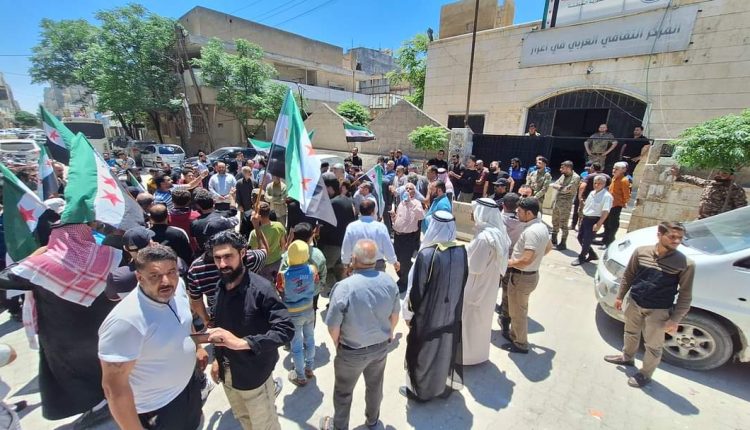 محامون أمام مبنى "الحكومة المؤقتة" التابعة للمعارضة في أعزاز يحتجون على التدخل العسكري في نقاباتهم - متداول