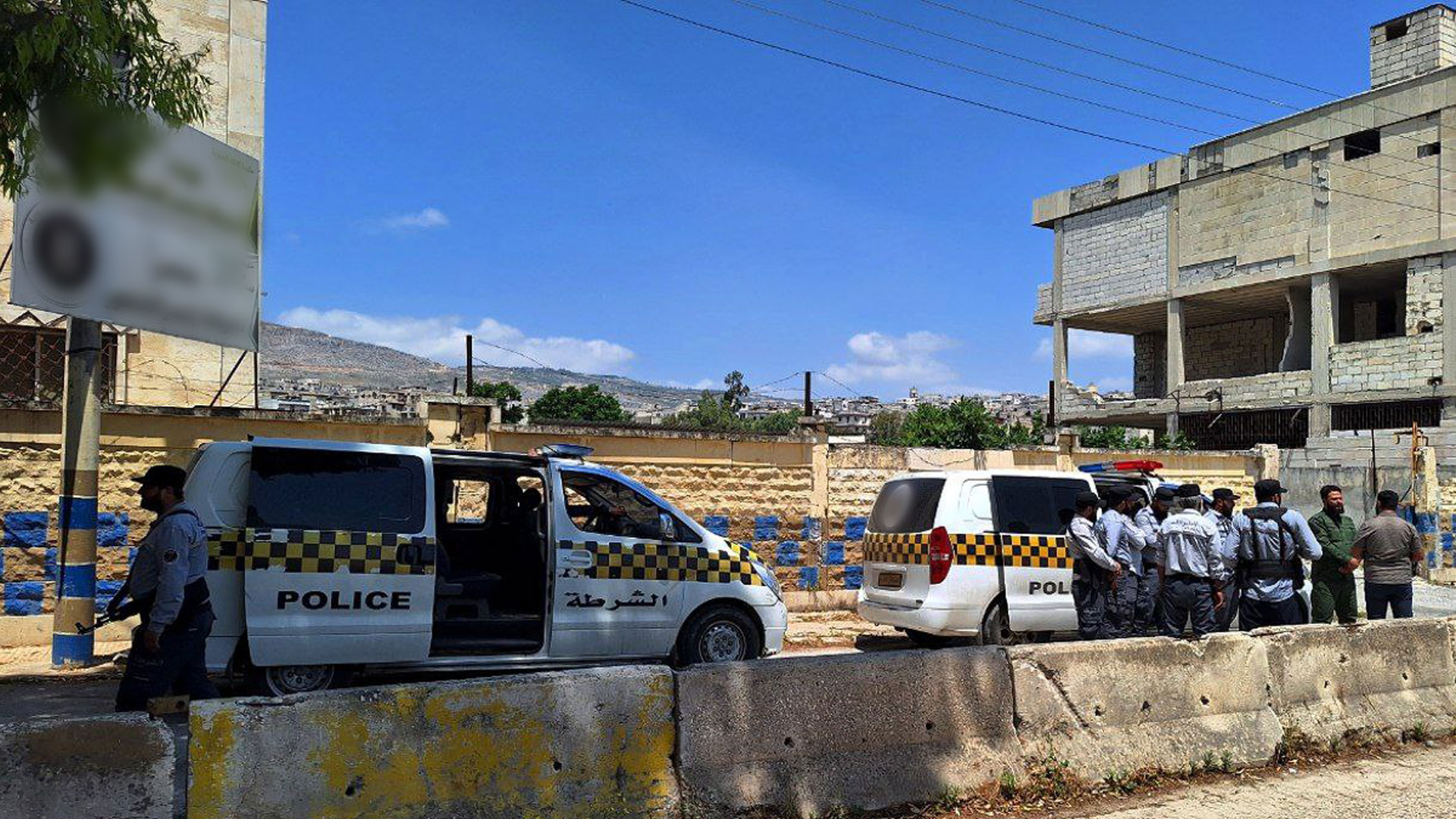 عناصر يتبعون لهيئة تحرير الشام في "شرطة" جسر الشغور بريف إدلب - متداول