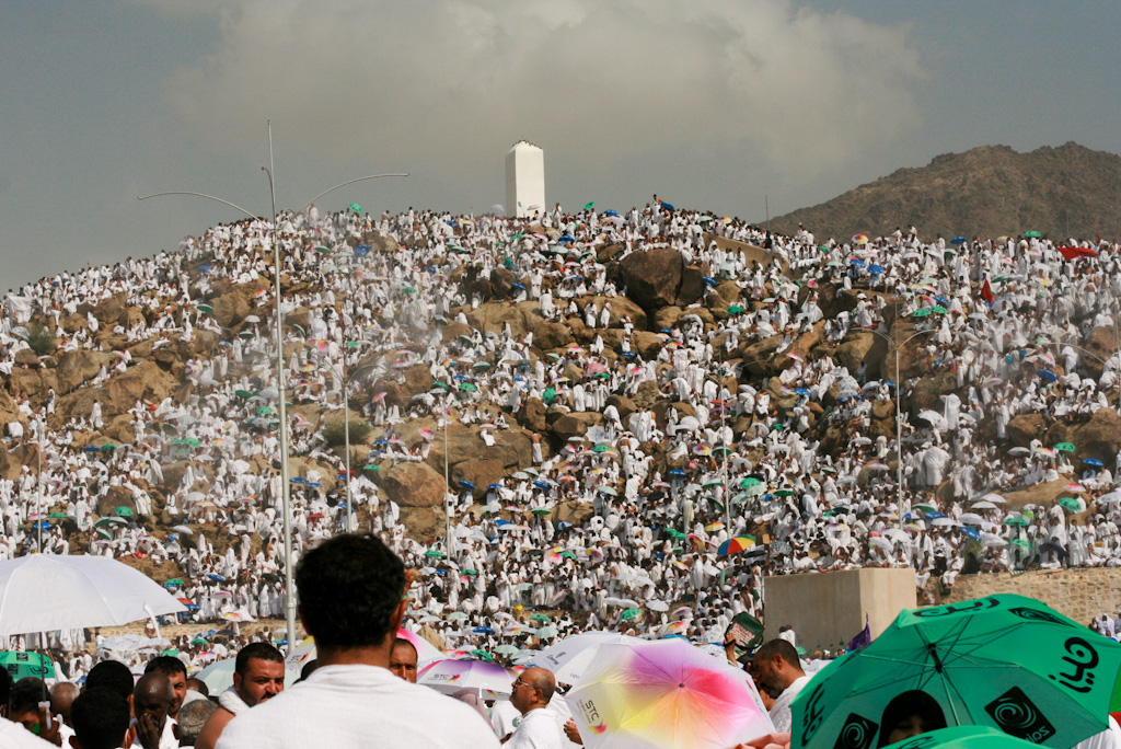 حجاج يقفون على جبل عرفة قبيل عيد الأضحى