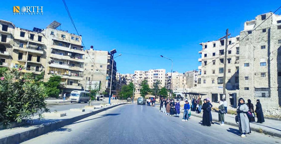 سكان في حلب بانتظار وسيلة نقل عام تقلهم - نورث برس