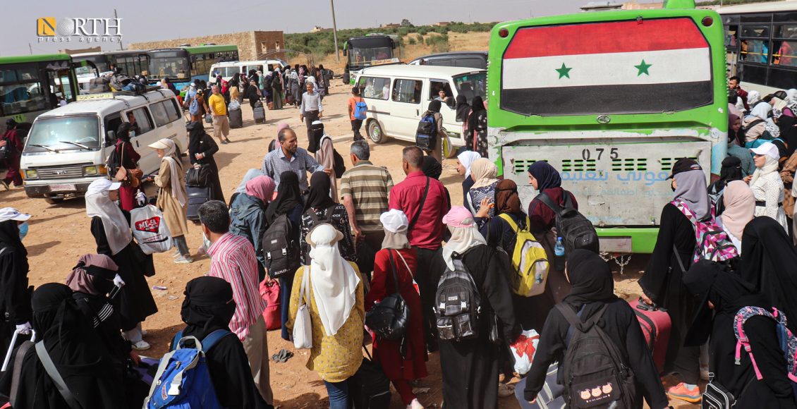 طلاب على معبر التايهة بين مناطق الإدارة الذاتية ودمشق يستعدون للعبور لتقديم الامتحانات الإعدادية والثانوية - نورث برس
