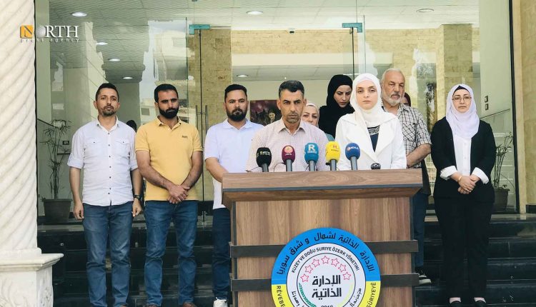المفوضية العليا للانتخابات تدلي بياناً أمام مبنى الإدارة الذاتية في الرقة - نورث برس