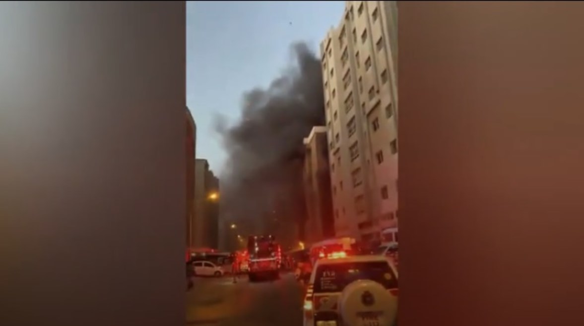 حريق ضخم في الكويت يتسبب بوفاة العشرات