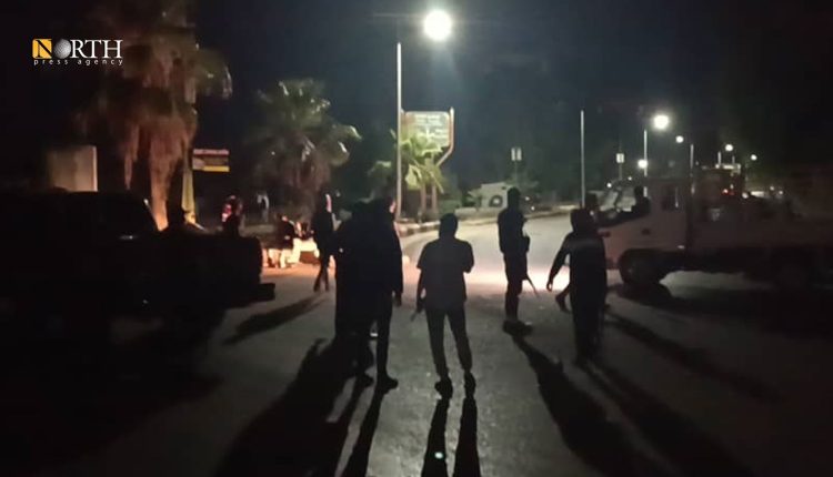 فصيل محلي يقطع أحد طرقات السويداء احتجاجاً على فقدان الاتصال بأحد الشيوخ المعارضين - نورث برس