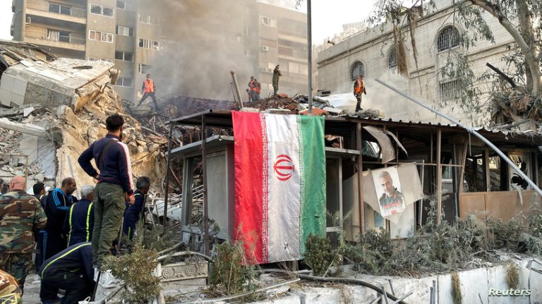 صورة لقاسم سليماني وسط دمار مبنى القنصلية الإيرانية في دمشق بعد قصف جوي إسرائيلي - رويترز