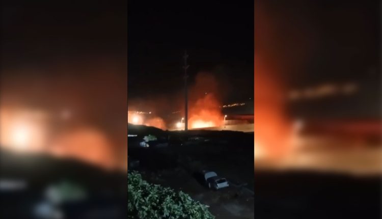 اندلاع نيران جراء غارات إسرائيلية على بلدة حيان بريف حلب - المرصد السوري
