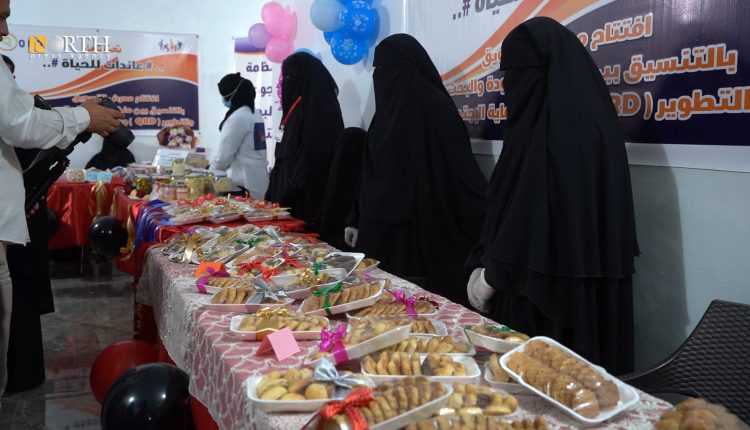 جانب من معرض لتسويق منتجات عائدات من مخيم "الهول" في الرقة – نورث برس