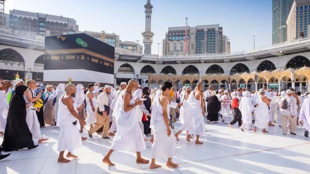 حجاج يطوفون الكعبة – انترنيت