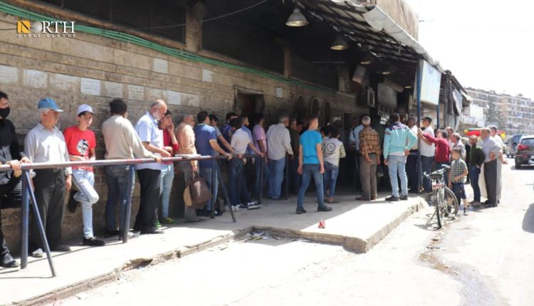 سكان أمام أحد المخابز بمدينة حلب ينتظرون شراء ربطة خبز بالسعر المدعوم - نورث برس