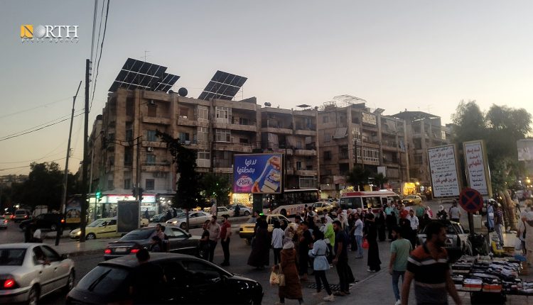 عشرات السكان في حلب ينتظرون وسيلة تقلهم مع تفاقم أزمة المحروقات - نورث برس