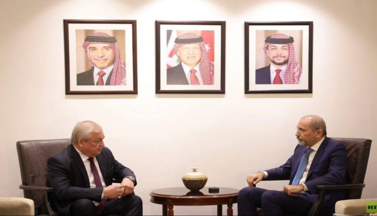 وزير الخارجية الأردني أيمن الصفدي والمبعوث الروسي الخاص إلى سوريا ألكساندر لافرينتييف