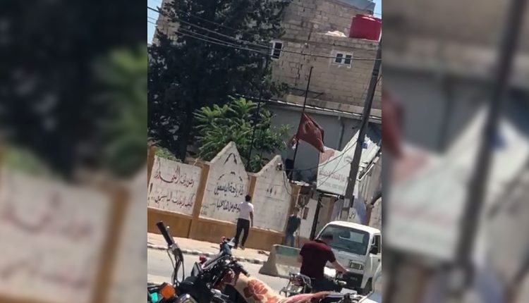 محتج سوري ينزل العلم التركي من إحدى الدوائر التي تديرها المعارضة الموالية لأنقرة - متداول