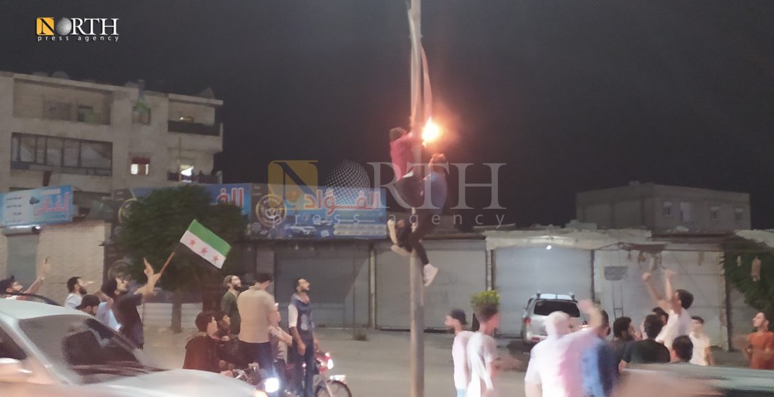 محتجون في أعزاز بريف أحرقوا علم تركيا رداً على سياساتها ضد اللاجئين السوريين - نورث برس