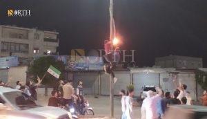 محتجون في أعزاز بريف حلب يحرقون العلم التركي عقب الاعتداءات على اللاجئين السوريين في تركيا - نورث برس