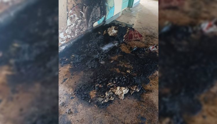 آثار الحريق في مكان إقامة العائلة بمدينة طفس في درعا بعد تعرضهم للقتل - متداول
