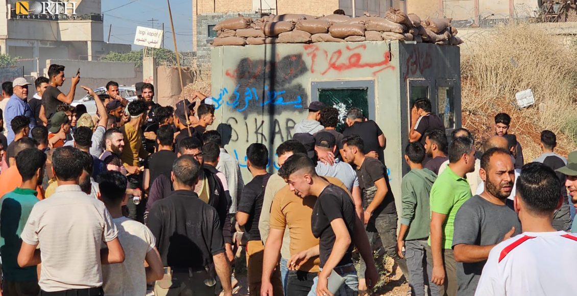 متظاهرون يقتحمون نقطة عسكرية تركية في مدينة الأتارب غرب حلب - نورث برس