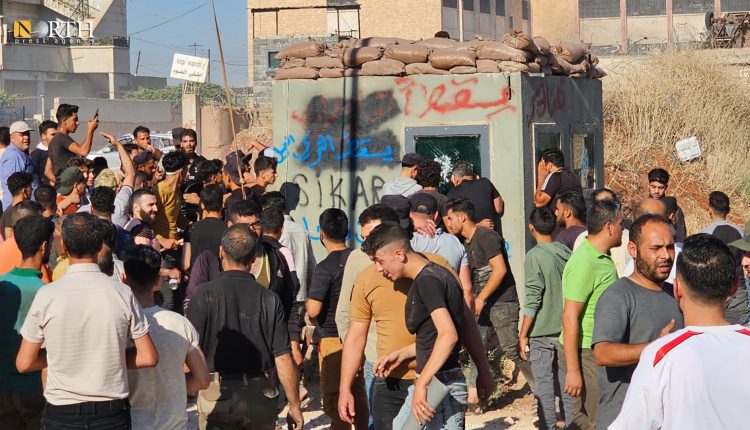 متظاهرون يقتحمون نقطة عسكرية تركية في مدينة الأتارب غرب حلب - نورث برس