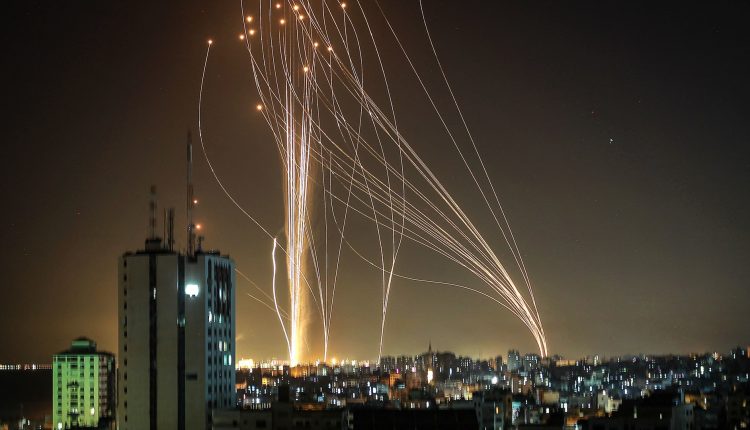 قنابل فلسطينية تضيء سماء تل أبيب – سي ان ان