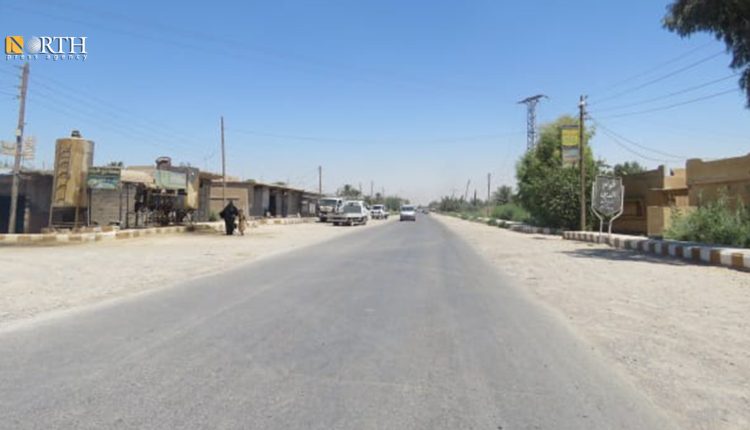 الطريق العام بقرية الطكيحي شمال شرق دير الزور - نورث برس