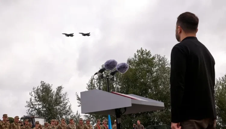 الرئيس الأوكراني ينظر إلى مقاتلات من طراز F-16 –رويترز