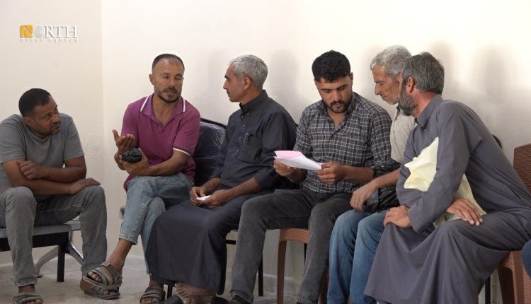 مزارعون في كوباني يستلمون فواتير القمح من مكتب النقد والمدفوعات التابعة الإدارة الذاتية - نورث برس