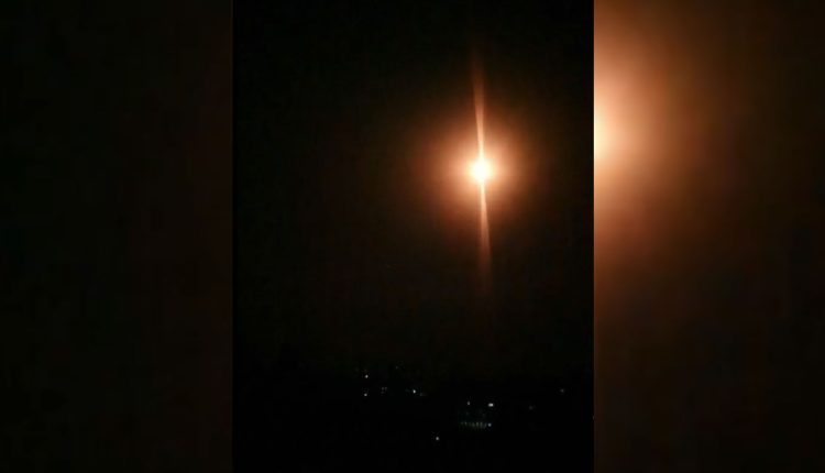 صورة من مواقع التواصل قيل إنها تصدي الدفاعات السورية للقصف الإسرائيلي