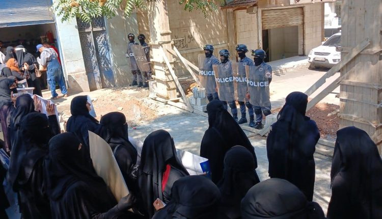 مظاهرة نسائية في إدلب تطالب بالإفراج عن المعتقلين في سجون "النصرة" - متداول