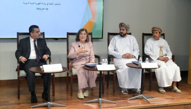 بثينة شعبان مع دبلوماسيين عمانيين – إنترنت