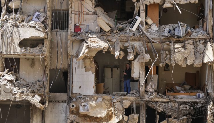 دمار في مبنى جراء غارة إسرائيلية على لبنان – إنترنت