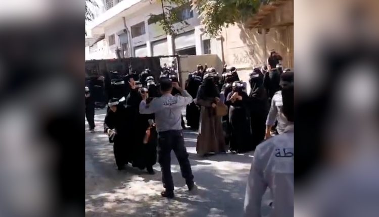 اقتحام متظاهرات لإحدى مقرات "النصرة" في إدلب - متداول
