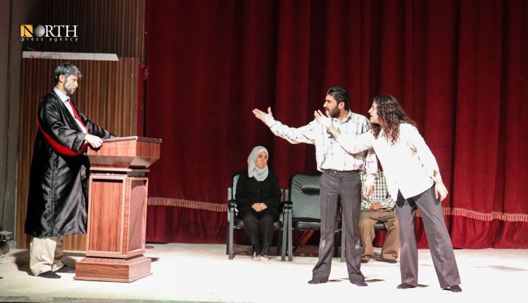 صورة من العمل المسرحي "محكمة الضمير" والذي عُرض في مدينة كوباني – نورث برس