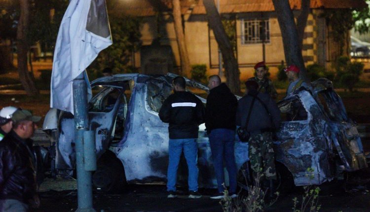 آثار غارة إسرائيلية على منطقة المزة بدمشق - أ ف ب